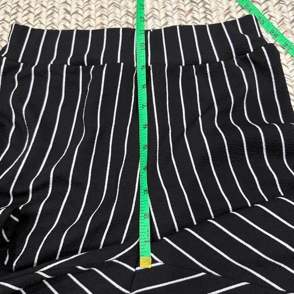 SHEIN Black and White Stripped High Waisted Leggings - Picture 7 of 8